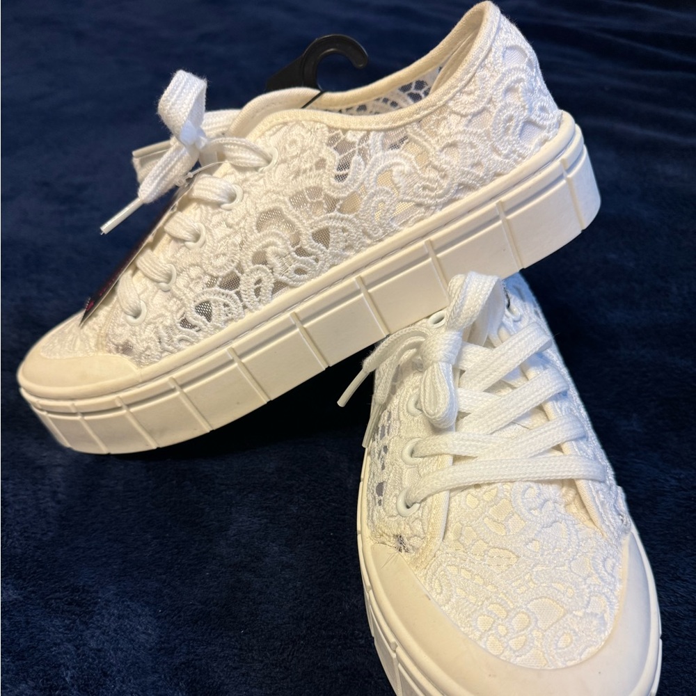 NWT - Cute lace casual sneaker